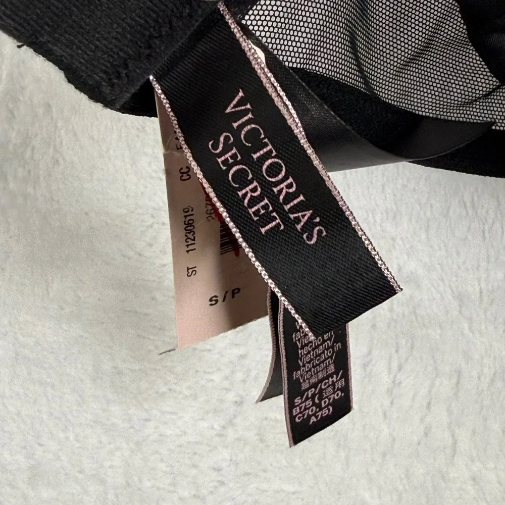 Victorias Secret Very Sexy Unlined Shine Strap Bralette Black S 11230619‎